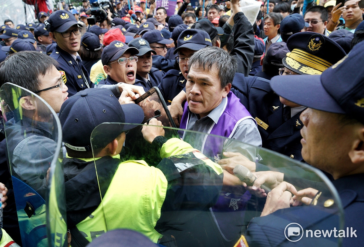 現場爆發第二波衝突，雙方人馬發生推擠，警方試圖驅離抗議人士。 圖：張良一/攝