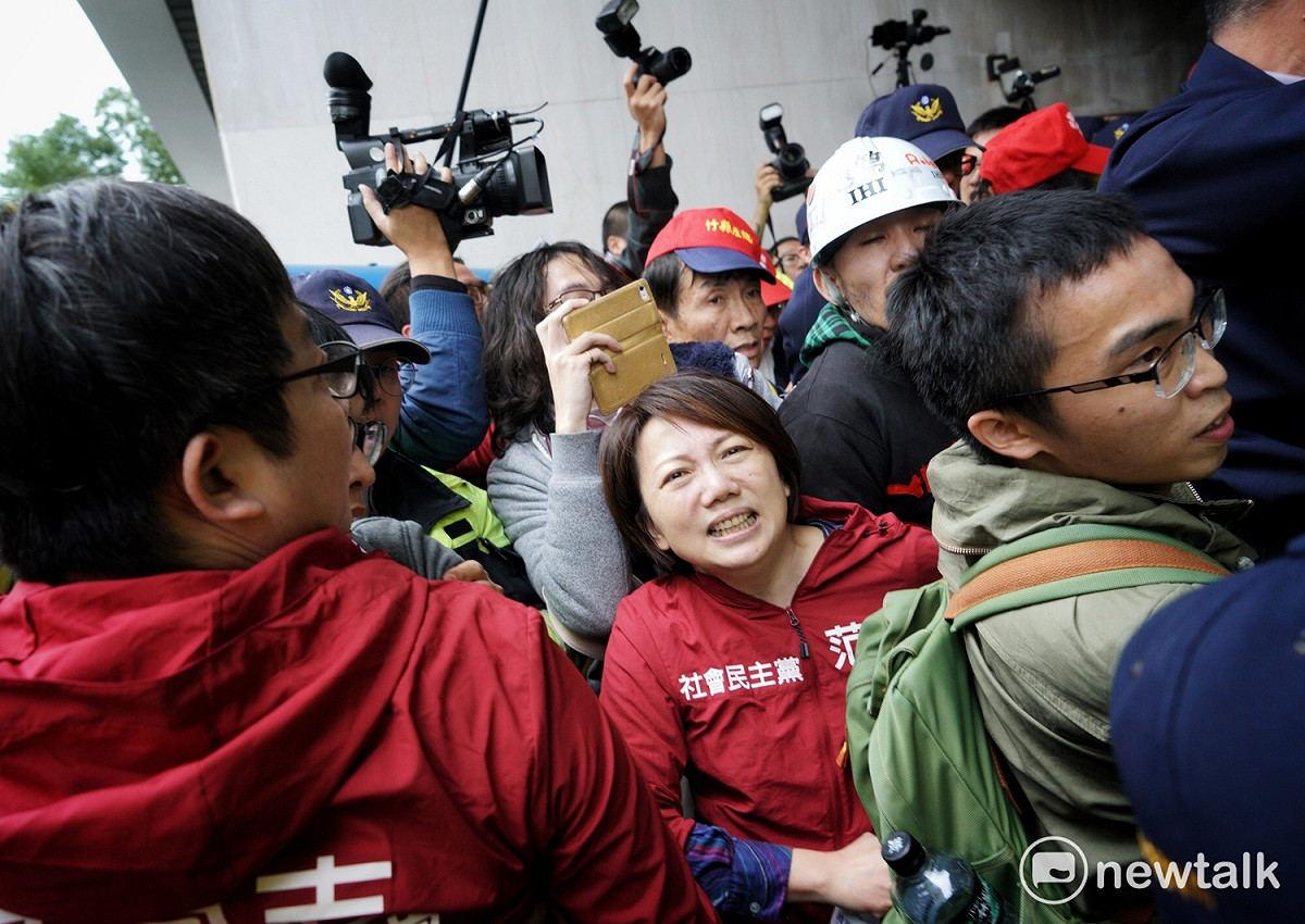 警方試圖驅離抗議人士，但受到強烈反抗。 圖：張良一/攝