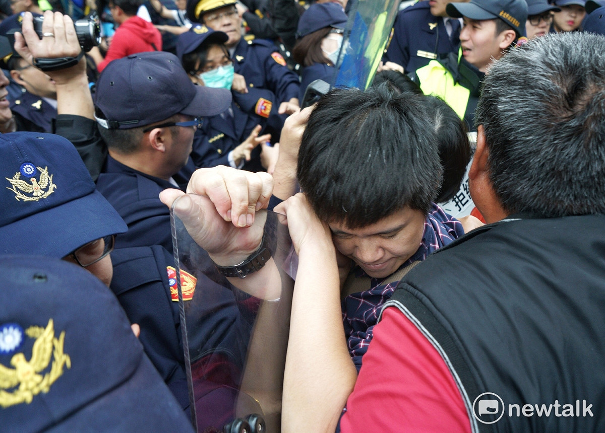 警方試圖驅離抗議人士，但受到強烈反抗。 圖：張良一/攝