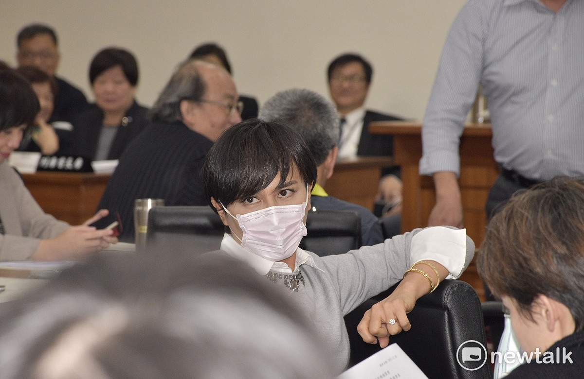 國民黨立委張麗善痛批，民進黨為了加速審查進度而放棄發言，根本是護航，讓勞工大失所望，「沒聽到外面勞工都在吶喊嗎？」邱議瑩表示，那個都是放錄音帶的啦！ 圖：黃韋銓/攝