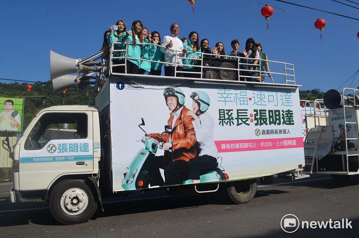 正妹助選團登上宣傳車，選戰正式起跑。 圖 : 蔡坤龍/攝