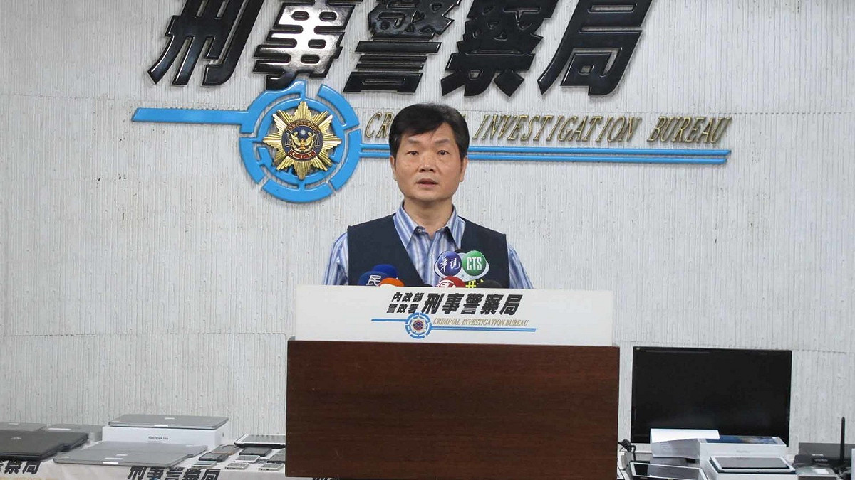 刑事警察局偵查第七大隊副大隊長吳東文出面說明這起台星跨國詐騙案。 圖：刑事警察局/提供