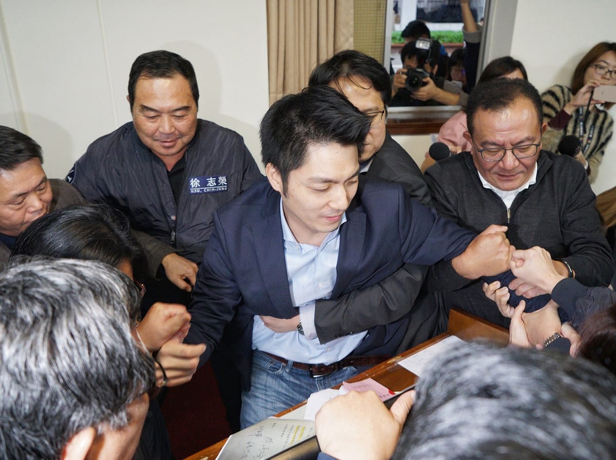 國民黨立委蔣萬安被民進黨立委架離發言台。 圖：張良一/攝
