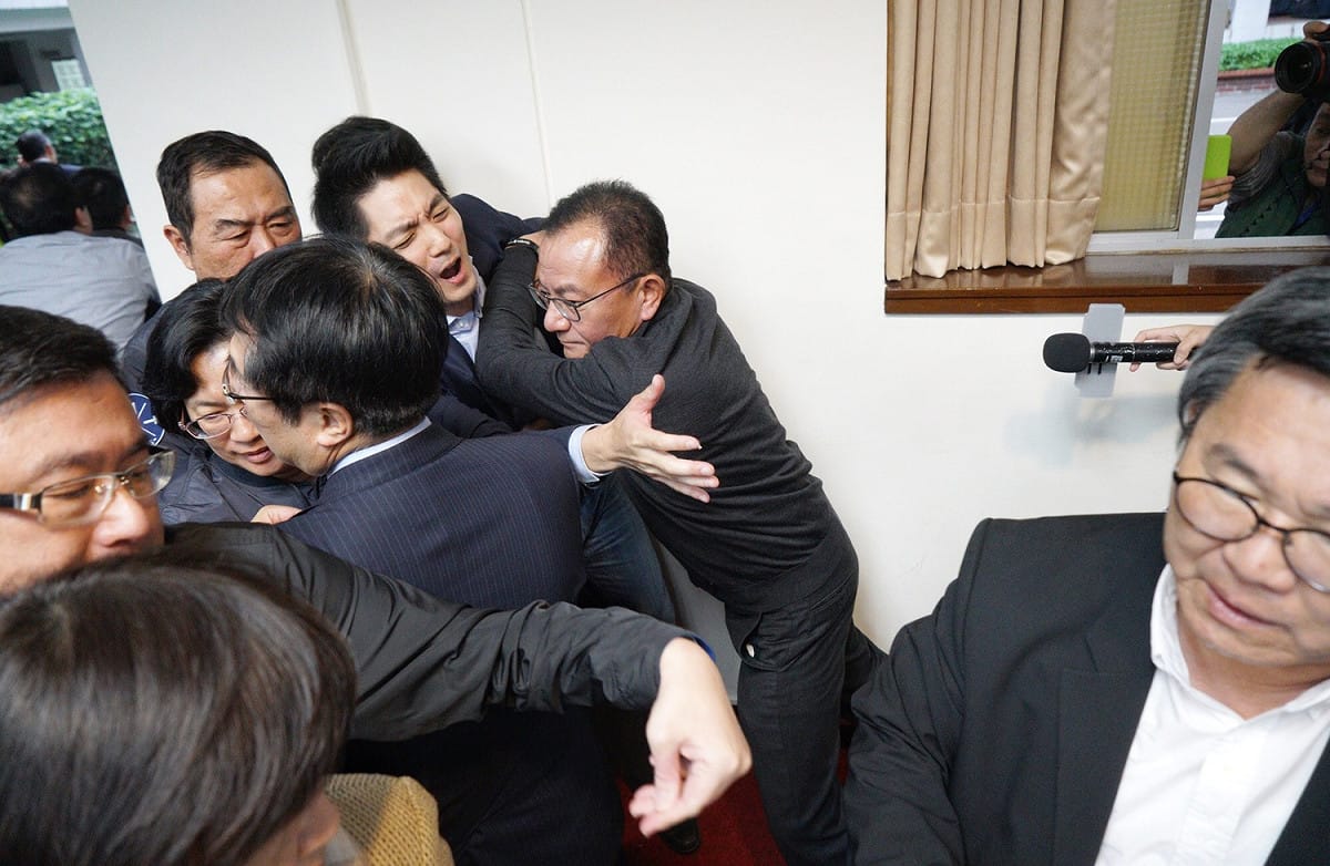蔣萬安主張前次表決通過，發言時間不受限制依然有效，在103年審《自由經濟示範區》時，民進黨團總召柯建銘就曾經說過，逐條審查哪有在「限制發言次數、發言時間」，而這次發言時間僅4+2分鐘，從沒有一次逐條審查有在「限制」發言時間。 圖：張良一/攝