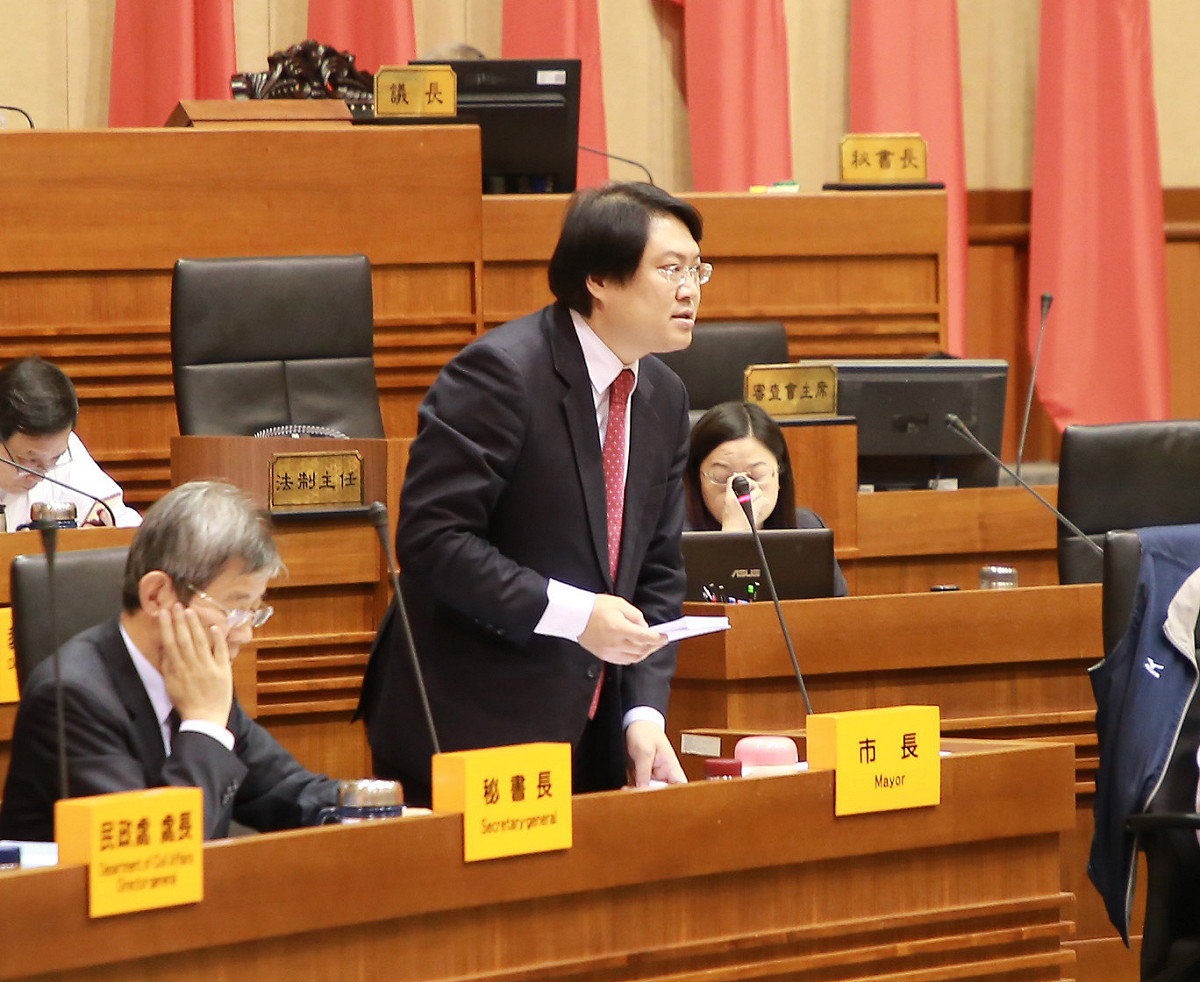 考量後續進行拆遷補償發放及查估工作，涉及較多面向，財政處目前沒足夠專業與人力可執行，在經秘書長和相關局處討論後，林右昌裁示由行政處編列這筆預算與執行工作。 圖：基隆市政府／提供