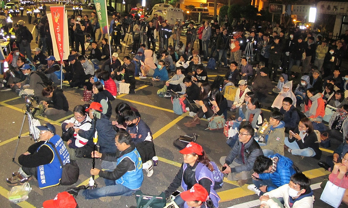 勞團抗議勞基法修法4日晚間8時進入第11小時。 圖：林朝億/攝