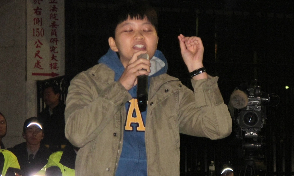 前北市勞檢人黃姓女士說明勞基法修法可能造成的問題。 圖：林朝億/攝
