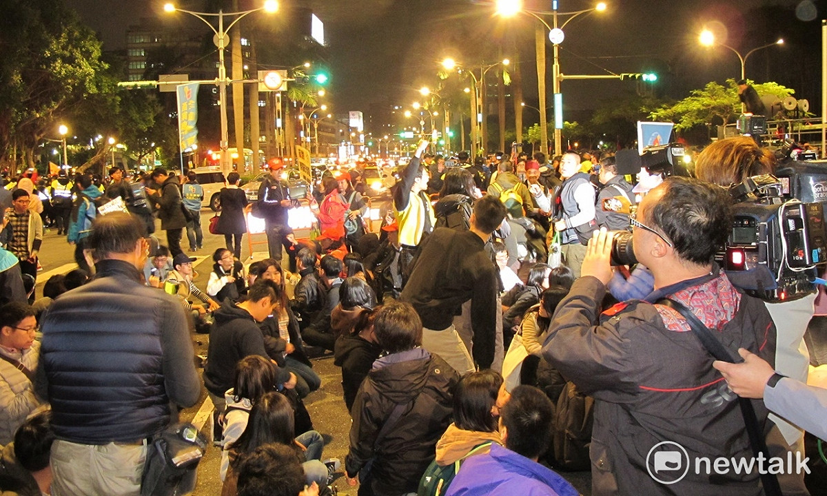 勞工團體4日晚間9時許無預警佔領中山南路、青島東路口。 圖：林朝億/攝