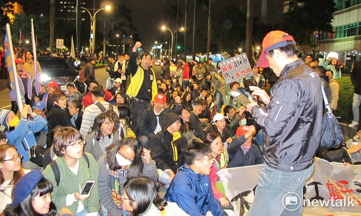 勞工團體4日晚間9時許無預警佔領中山南路、青島東路口。 圖：林朝億/攝