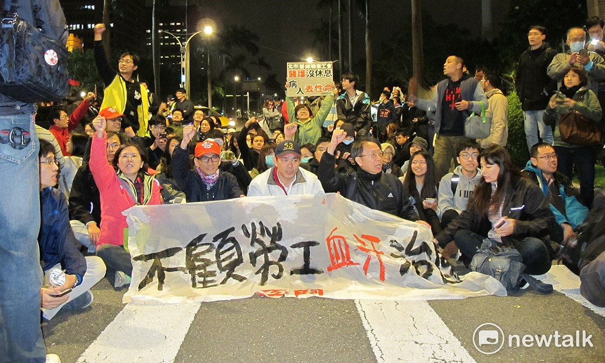 勞工團體4日晚間9時許無預警佔領中山南路、青島東路口。 圖：林朝億/攝