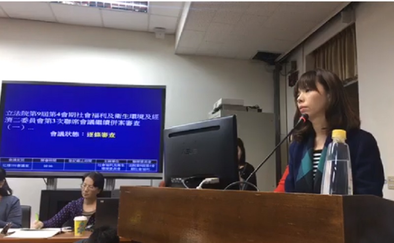 時代力量立委洪慈庸要求繼續質詢勞動部長林美珠，持續佔據發言台達2個小時，草案審查一度陷入停頓。 圖：翻攝洪慈庸臉書
