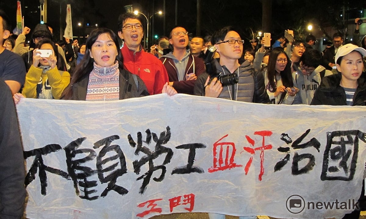 抗爭活動結束前，群眾揚言1個月後重返立法院。 圖：林朝億/攝