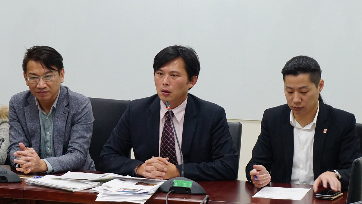 時代立委黃國昌表示，去年勞基法的修正，聽到了當時勞動部的官員信誓旦旦地跟整個國會和全國人民說，這是一個有完整配套的政策。政黨會負責。請問他們負了什麼責任？去年勞基法修正的程序已經夠粗暴，沒想到今年還更粗暴。姑且不論憑什麼在上一次做了那個決議以後，只有國民黨的蔣萬安可以講兩個小時，其他的委員發言的時間就要受到限制。 圖/時代黨團提供