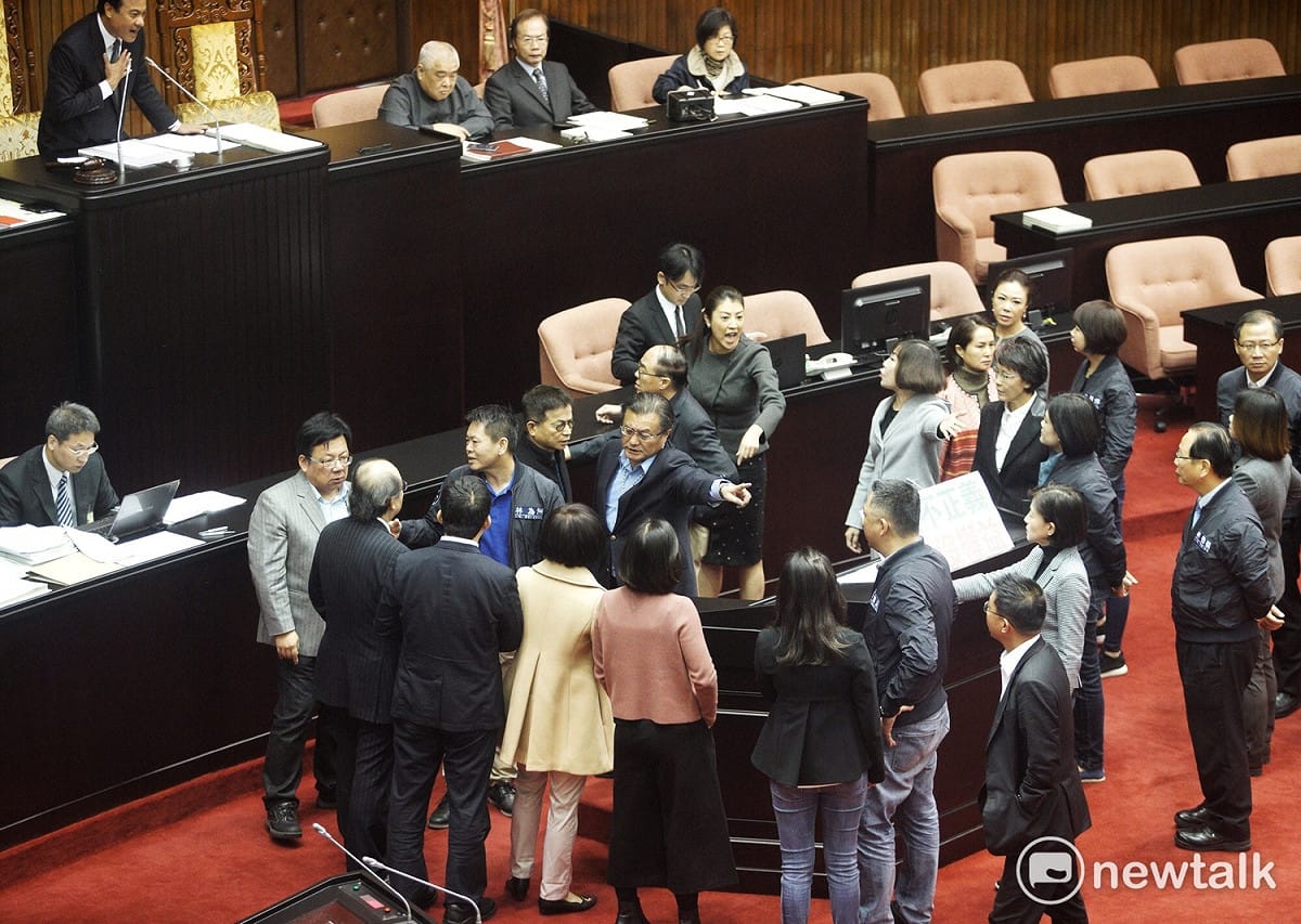藍委一擁而上主席台抗議，朝野立委一度爆發衝突。 圖：張良一／攝