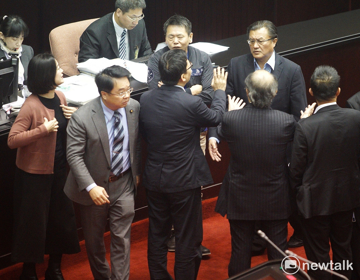 嗆聲的民進黨立委吳秉叡上前還原當時說的話。 圖：張良一／攝