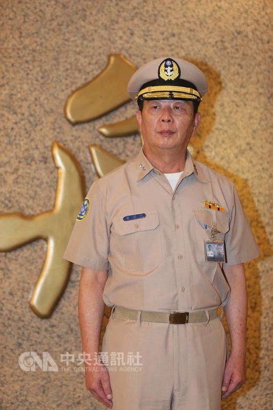 高雄地檢署5日上午指揮調查局傳喚海軍司令黃曙光（圖）等10多人，釐清慶富造船公司承造獵雷艦案第3期款項新台幣24億元撥款相關疑點。 圖 : 中央社