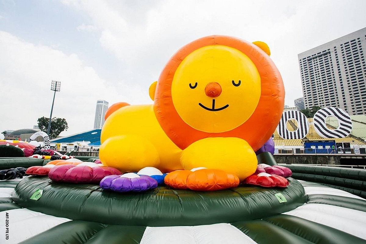 「花花世界」中的獅子王靜候遊客的到來。 圖：《Art-Zoo 藝術動物園》FB提供