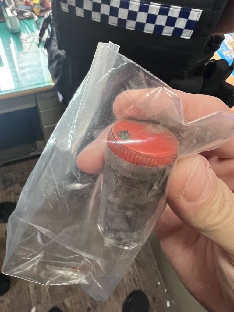 高雄楊姓男子在住處自製2枚爆裂物，接連丟入鳳山區一所高中內引爆，幸無人傷。警方在其住處查獲5罐楊男準備販賣的依托咪酯煙油，雄檢依槍砲、毒品等罪起訴。（高雄鳳山警分局提供）中央社記者洪學廣傳真　115年9月10日