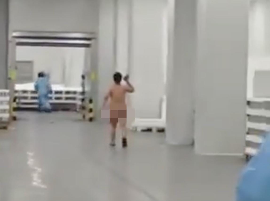 網傳寧德時代一名男性員工被禁止如廁導致失禁，情緒失控裸奔並投擲糞便。目前寧德時代已出面否認該事件。 圖：翻攝自 網路影片