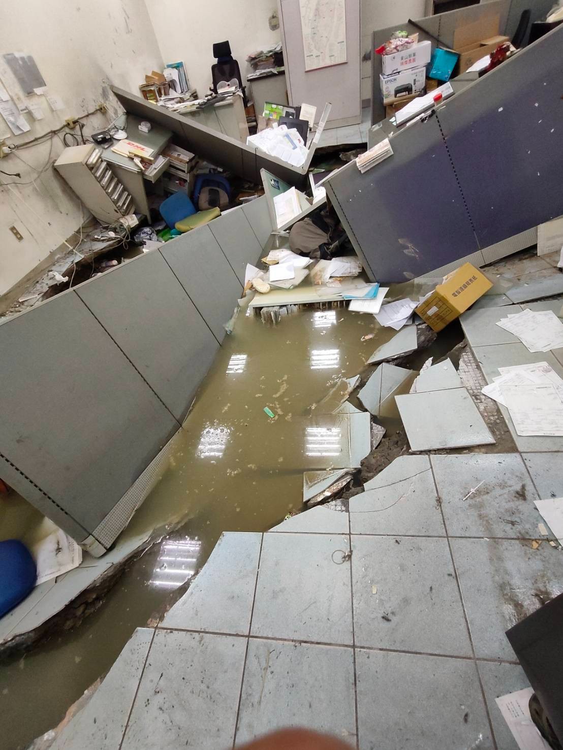 台北市行天宮附近一處民宅發生地板下陷，並湧出汙水。 圖：市議員柳采葳辦公室提供