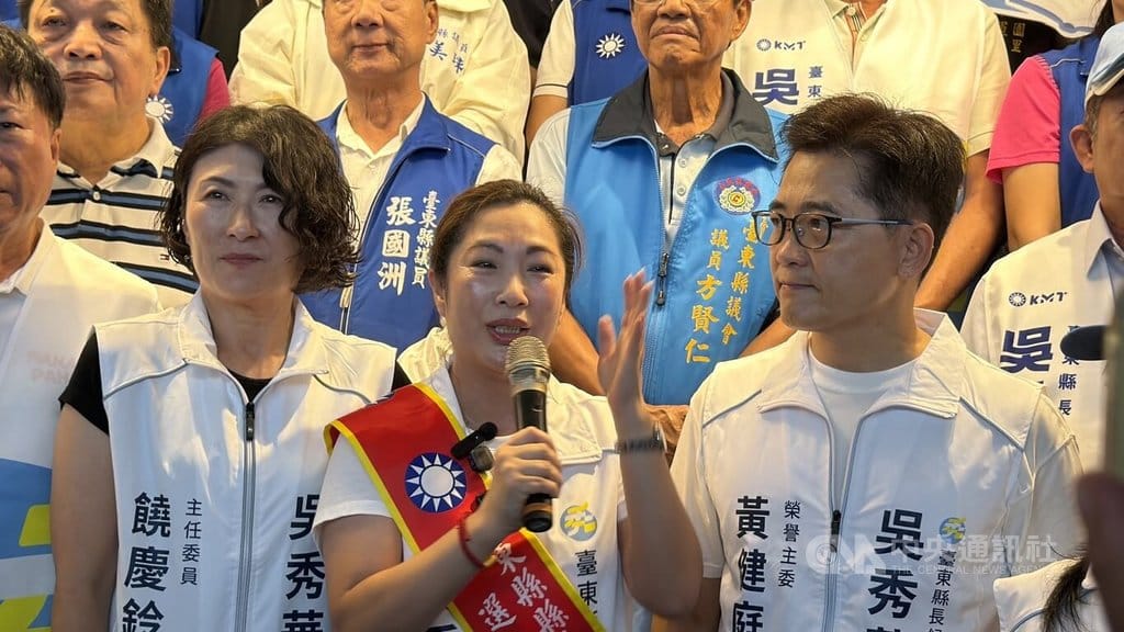 國民黨台東縣長參選人吳秀華（前右2）10日感謝前縣長黃健庭（前右）的信任與支持，日前更陪著她登記參選，她將帶著這份支持繼續向前走。前左為台東縣長饒慶鈴。中央社記者盧太城攝　115年9月10日