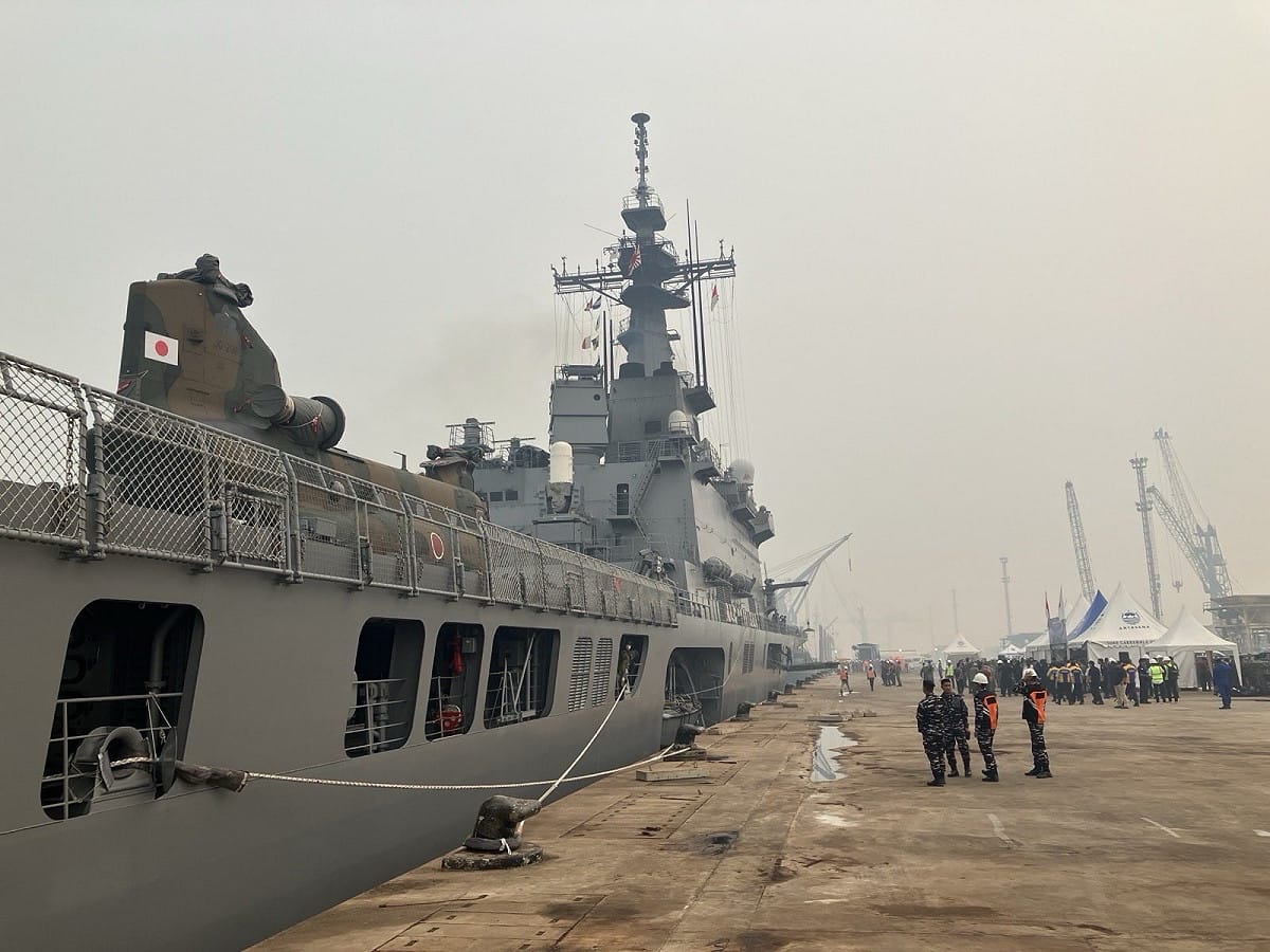 日本自衛隊首次海外滅火任務。海自「國東號」搭載3架CH-47直升機10日抵達印尼。 圖：翻攝「X」@ModJapan_jp