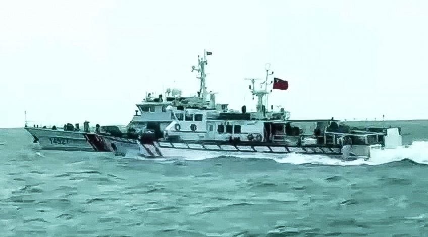中國海警船本週第三度侵擾金門限制水域。海巡艇一對一併航監控，廣播驅離。 圖：海巡署提供