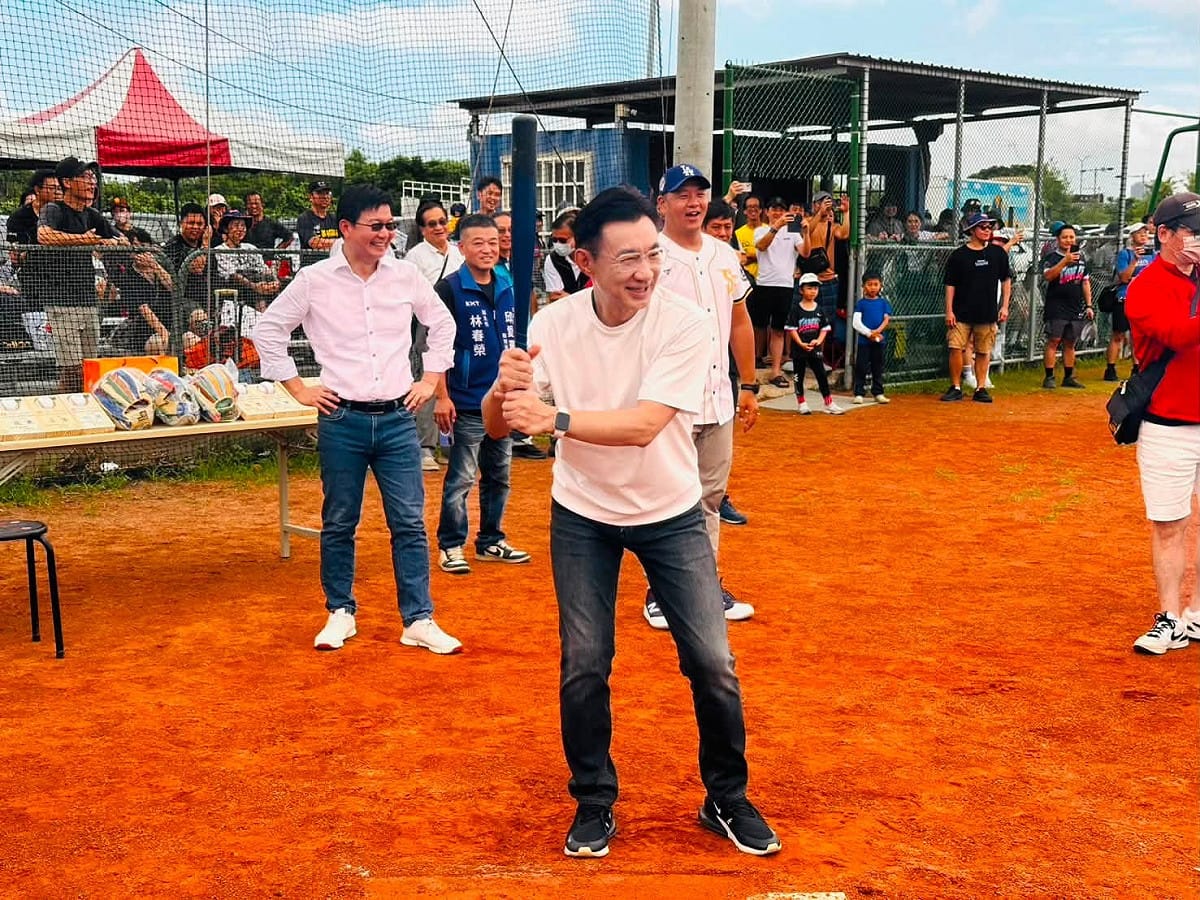 江啟臣站上打擊區準備揮棒，江俊龍就站在後方，現場人士形容，「這根本就是準備接棒！」 圖：取自江俊龍臉書