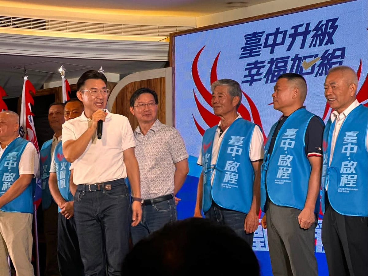 江啟臣的競選活動，江俊龍也會出席，而且都會站在重要的位置。 圖：取自江俊龍臉書