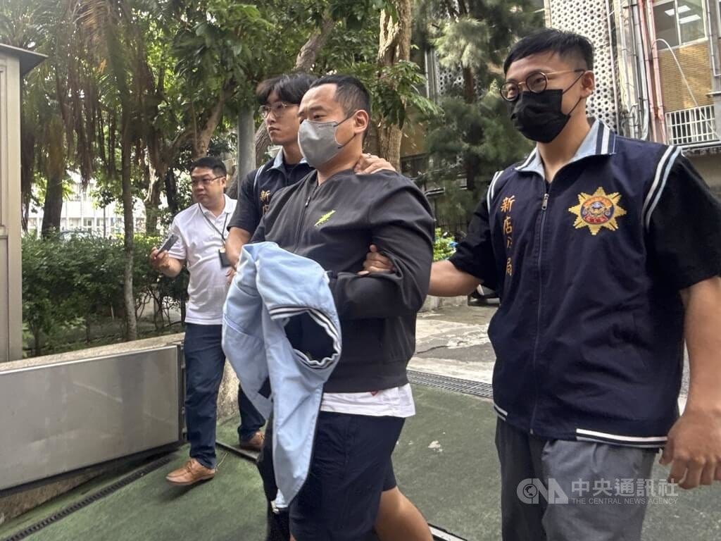 無黨籍立委高金素梅助理張俊傑涉貪遭訴，日前破壞電子手鐶逃匿。檢警9日拘提涉嫌提供車輛協助張俊傑逃匿的周姓男子（圖），10日下午將周男移送北檢複訊。中央社記者林長順攝　115年9月10日 圖：中央社提供