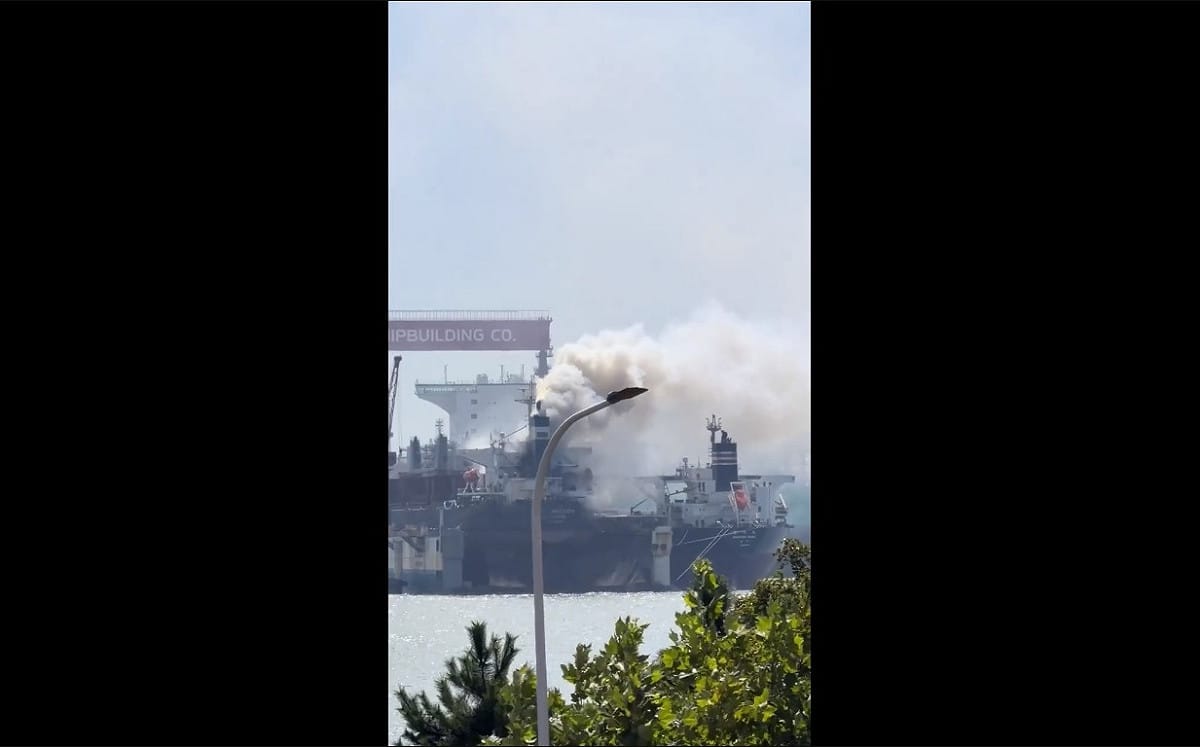 (影) 非洲貨輪停靠青島造船廠突然起火致30人死傷 習近平籲釐清事發原因