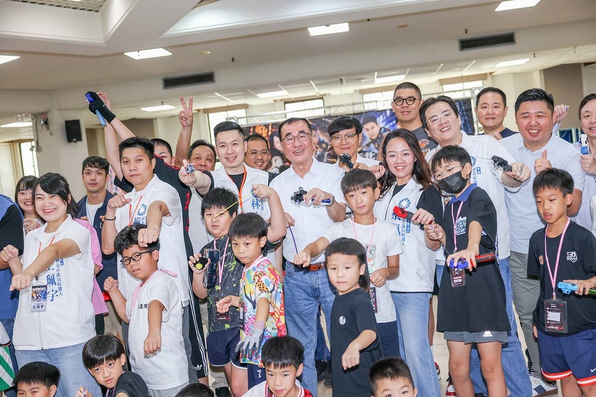 李四川出席「新北戰神盃戰鬥陀螺決賽」，現場與參賽小朋友及家長同樂，為選手加油打氣。 圖：李四川辦公室提供