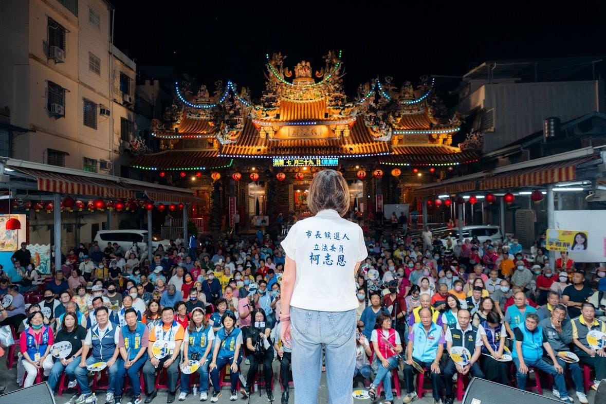 柯志恩鳳山代天府廟口音樂會，現場超過500位鄉親熱情參與。 圖：柯志恩競辦／提供