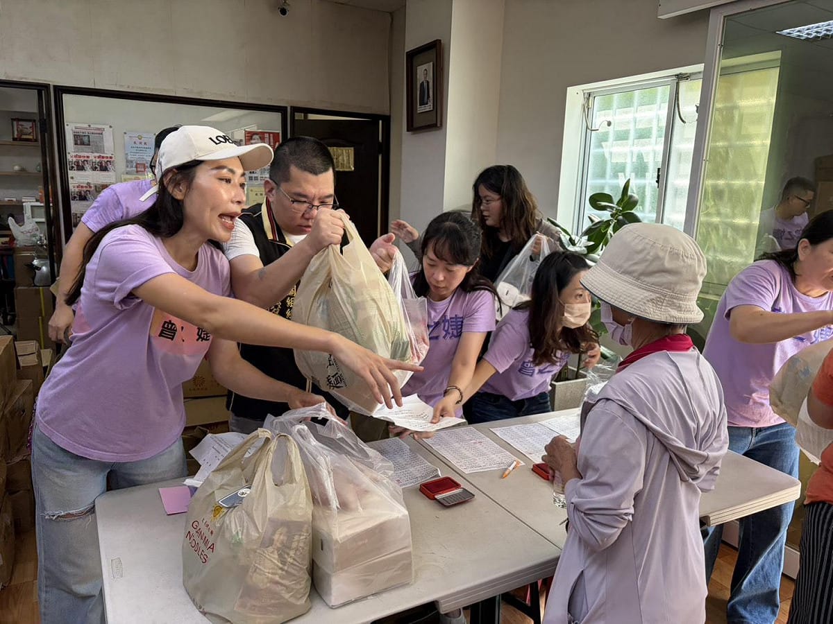 台南市康黃金慈善愛心協會，在中秋節前透過東區議員曾之婕與東區區公所，舉辦「月圓人團圓、愛心滿人間」公益捐贈的行動，共有215戶家庭經濟中低收入戶獲得捐贈。 圖：曾之婕服務處/提供