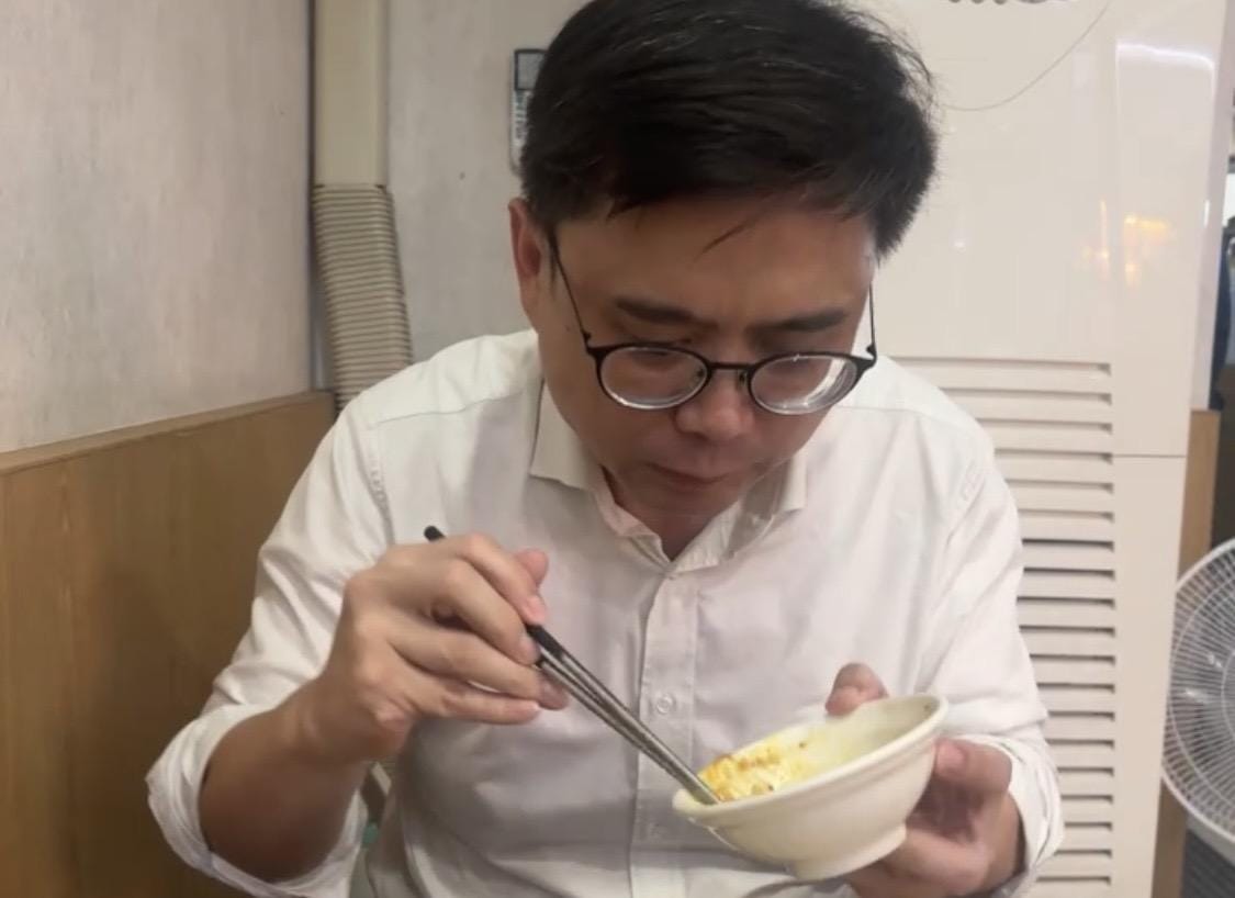賴瑞隆以行動支持肉燥飯名店。表示城市有多元的聲音，也有包容不同選擇的胸襟。 圖：孫家銘翻攝