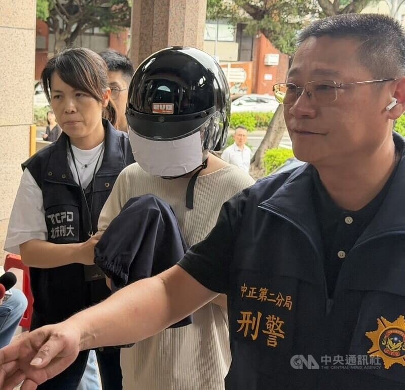 台北市警方12日宣布破獲水源路槍擊案。警方查出，趙姓婦人因與丈夫有糾紛，其丈夫教唆易姓女友（中）當槍手，持槍射擊趙婦後逃逸，警方先逮捕趙婦丈夫到案，12日再緝獲易女送辦。（翻攝畫面）中央社記者劉建邦傳真　115年9月12日