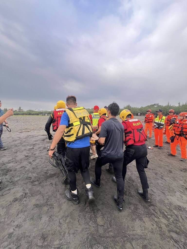 屏東縣洪姓兄弟檔2人12日在東港鎮鎮海公園戲水落海，消防獲報馳援，到場時9歲弟弟已先被帶至岸邊；搜索近1小時後，14歲哥哥救起已無生命跡象，送醫急救。（屏東縣政府消防局提供）中央社記者黃郁菁傳真 115年9月12日