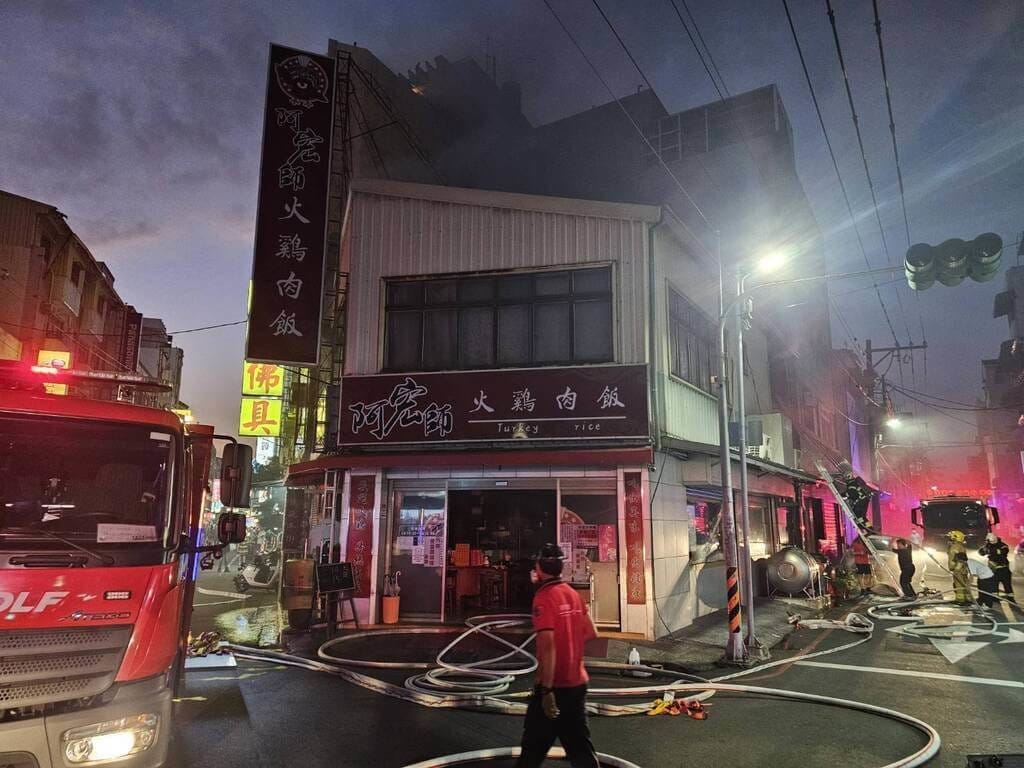 嘉義市消防局12日晚間獲報指光華路上的阿宏師火雞肉飯發生火警，消防火速馳援滅火。店家於第一時間疏散人員，未釀傷亡，確切起火原因待釐清。（民眾提供）中央社記者姜宜菁傳真　115年9月12日