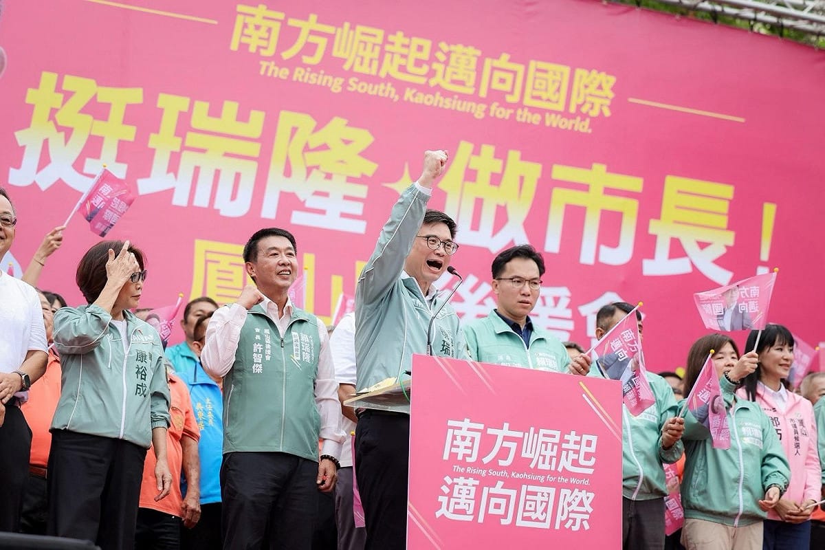 賴瑞隆(左三)鳳山後援會成立，許智傑(左二)出任後援會會長。 圖：賴瑞隆競辦／提供