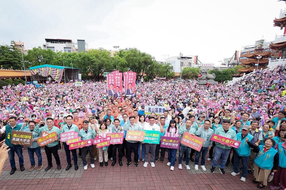 賴瑞隆鳳山後援會成立大會，鳳山五甲龍成宮廣場人潮爆滿。 圖：賴瑞隆競辦／提供
