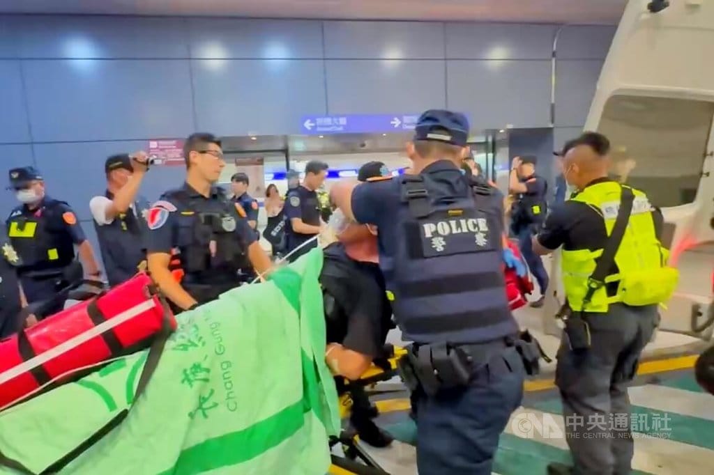 桃園國際機場12日發生持刀挾持事件，蔡姓男子前往國泰航空公司休息室持刀挾持一名男實習生，航空警察局保安大隊立即發動快打機制，派遣線上警網趕赴現場制伏蔡姓嫌犯，蔡男僅受皮肉傷。中央社記者吳睿騏攝　115年9月12日