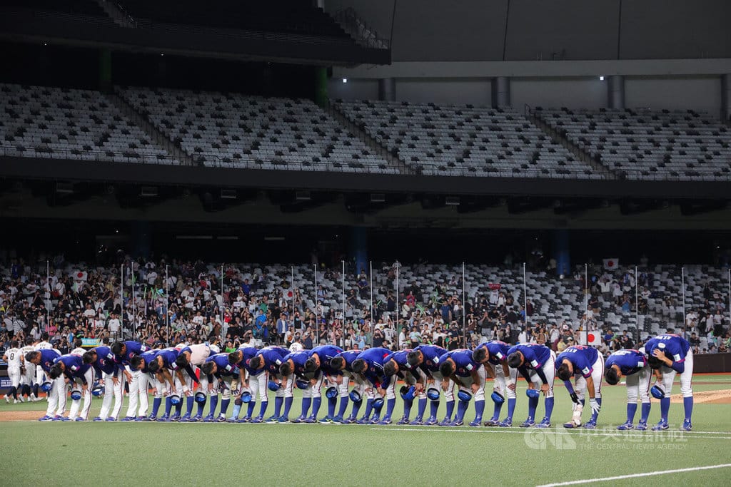 U18亞洲青棒錦標賽台灣終場以1比2不敵日本、無緣爭冠，賽後小將們在場中鞠躬向球迷致意。中央社記者翁睿坤攝　115年9月12日