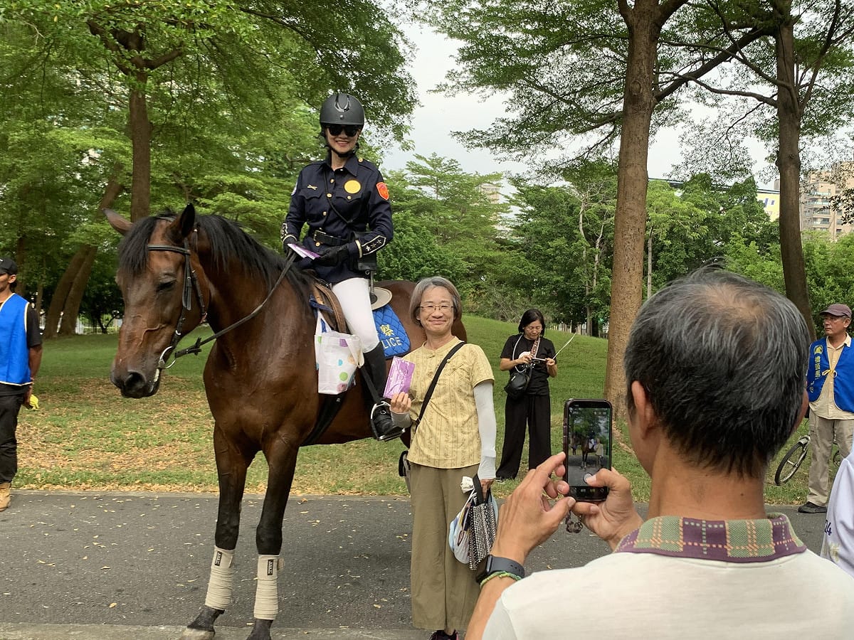 高雄市警察局騎警隊到場配合治安宣導，成為市民爭相合照的對象。 圖：孫家銘／拍攝