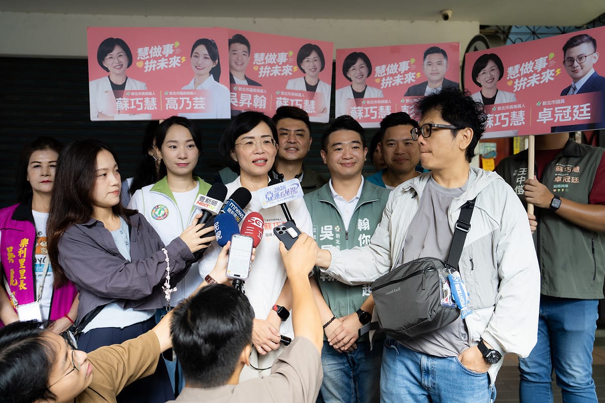 新北市長候選人、立法委員蘇巧慧今（12）日前往土城學府市場掃街拜票，接受媒體聯訪。 圖：蘇巧慧競總提供