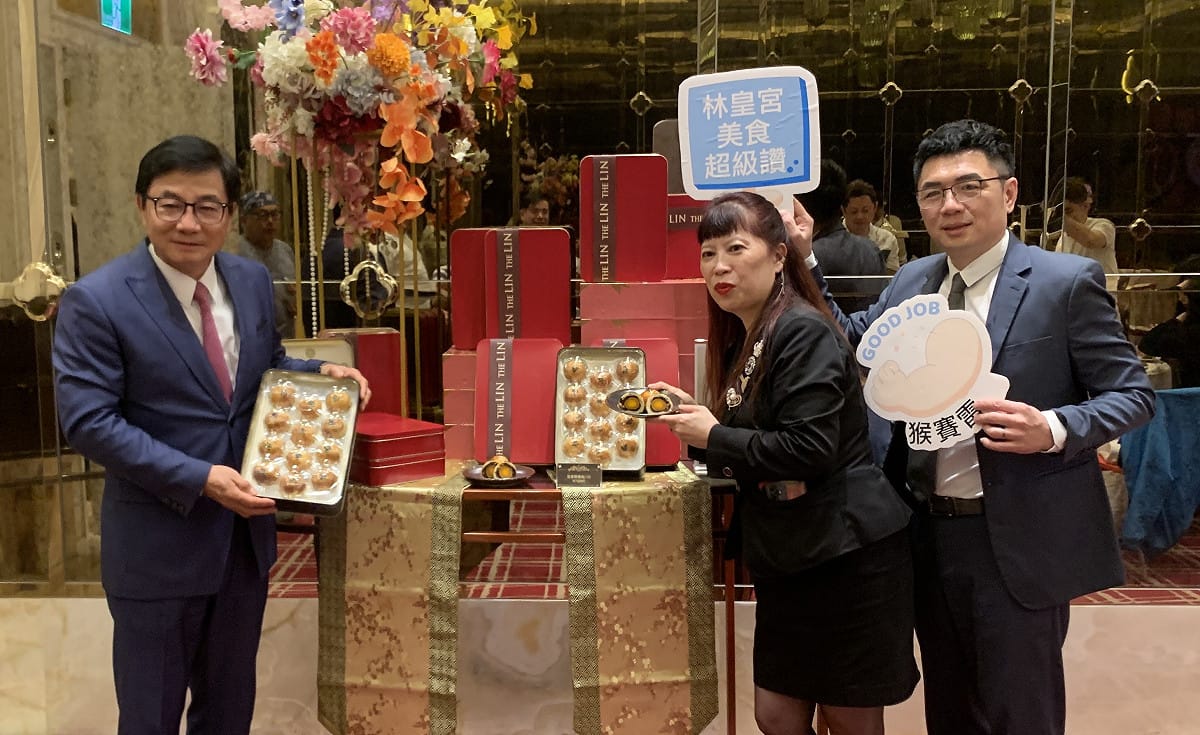 高雄林皇宮松子蛋黃酥創下連續多年熱銷紀錄，成為具代表性的秋節明星商品。 圖：孫家銘／拍攝