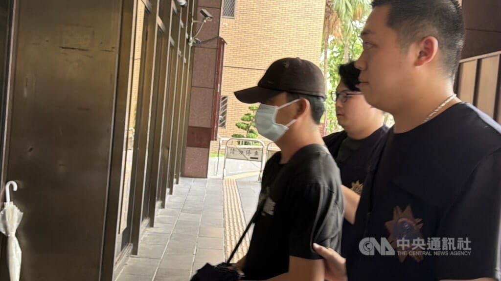趙姓女子11日在北市水源路附近遭蒙面槍手開槍受傷，警方逮捕趙女的陳姓丈夫（戴帽者）到案。檢方12日聲請羈押禁見陳男，北院深夜裁准。（中央社檔案照片）