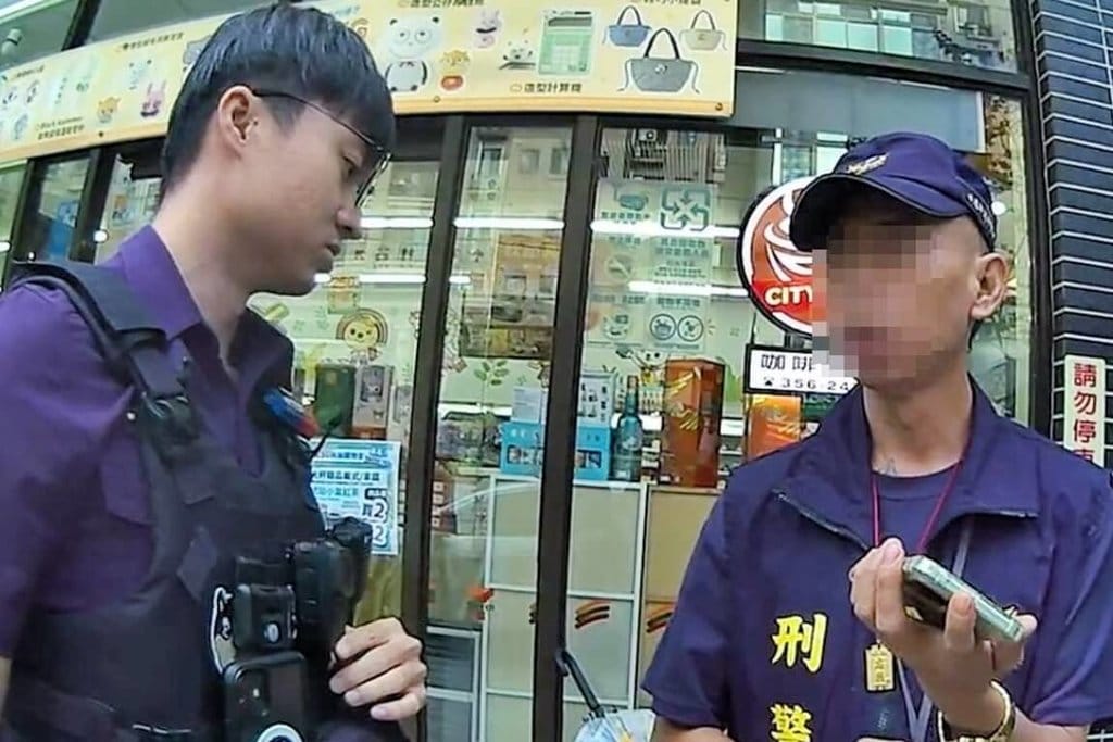桃園市警察局桃園分局埔子派出所表示，員警12日上午7時許行經桃園區中埔六街時，發現陳姓男子（右）形跡可疑上前盤查，陳男穿刑警背心攜手銬；確認陳男並非公務機關人員，當場將他帶返派出所調查後送辦。（桃園市警察局桃園分局提供）中央社記者吳睿騏桃園傳真　115年9月13日