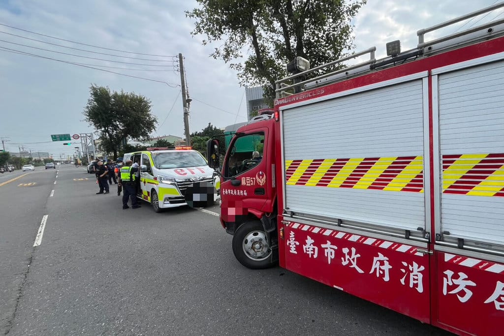 台南市麻豆區一名男子13日早上持水果刀在道路旁隨機攻擊2名年約70歲女性致傷，男子隨後被警方開槍擊中制伏，警消人員車輛到場處理。（讀者提供）中央社記者楊思瑞台南傳真　115年9月13日