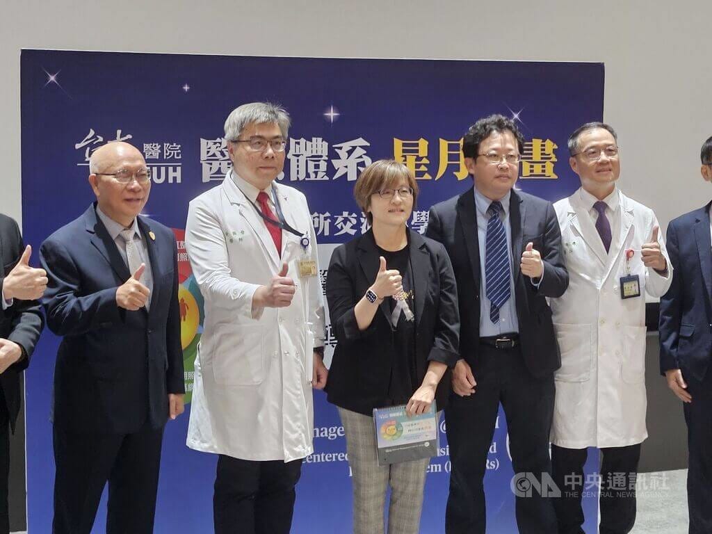 台大醫院於13日舉辦星月計畫8週年年會，衛福部醫事司長劉越萍（右3）表示，樂見台大醫院與專家制定的分級就醫指引及民眾就醫諮詢專線，推廣至全台醫院。 圖：中央社