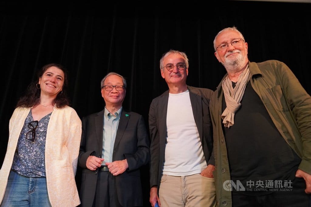 文化部長李遠（左2）12日在巴黎出席台灣導演楊德昌作品「恐怖分子」映後座談，熟悉台灣「新浪潮」電影的法國影人阿薩亞斯（右2）與傅洛東（右1）受邀與談。 圖：中央社